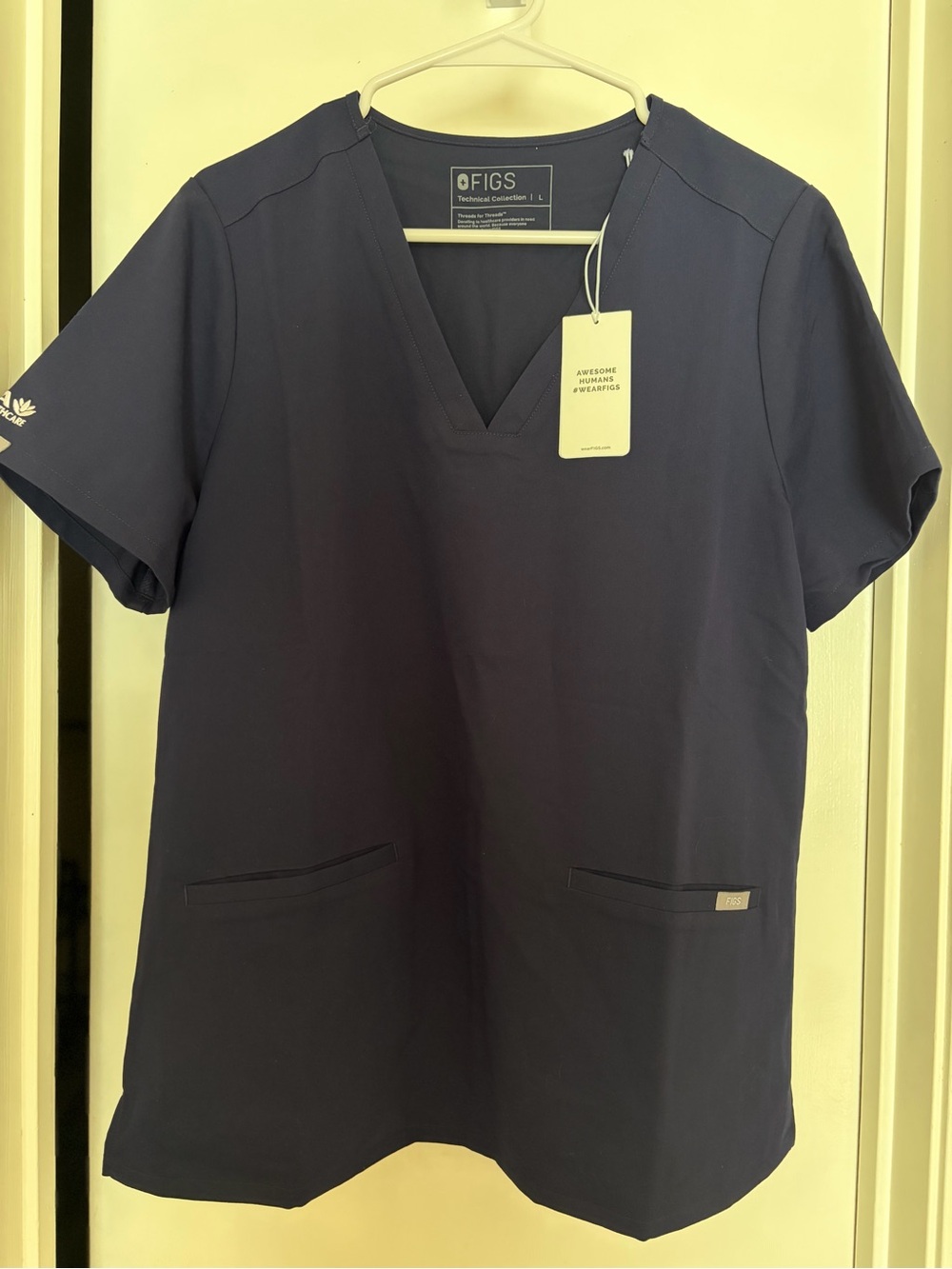 FIGS Casma Three Pocket Scrub Top Women Large L Navy Blue V-Neck FIONx NWT